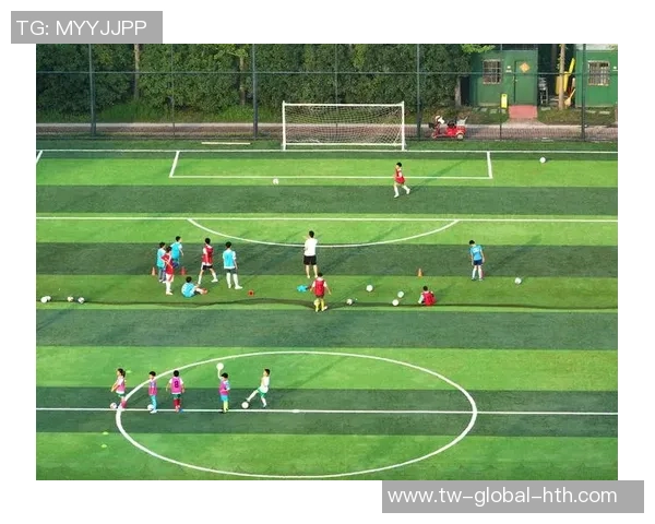 女生踢足球的益处与挑战探讨让我们一起看女生如何在足球场上展现风采